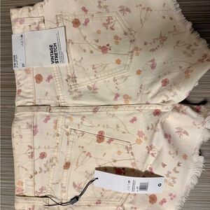 New with tags Joe’s jeans white denim stretch shorts with floral pattern